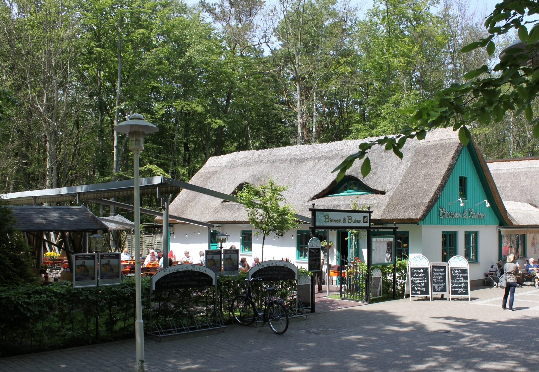 Außenansicht des Reetdachhauses bei Tag