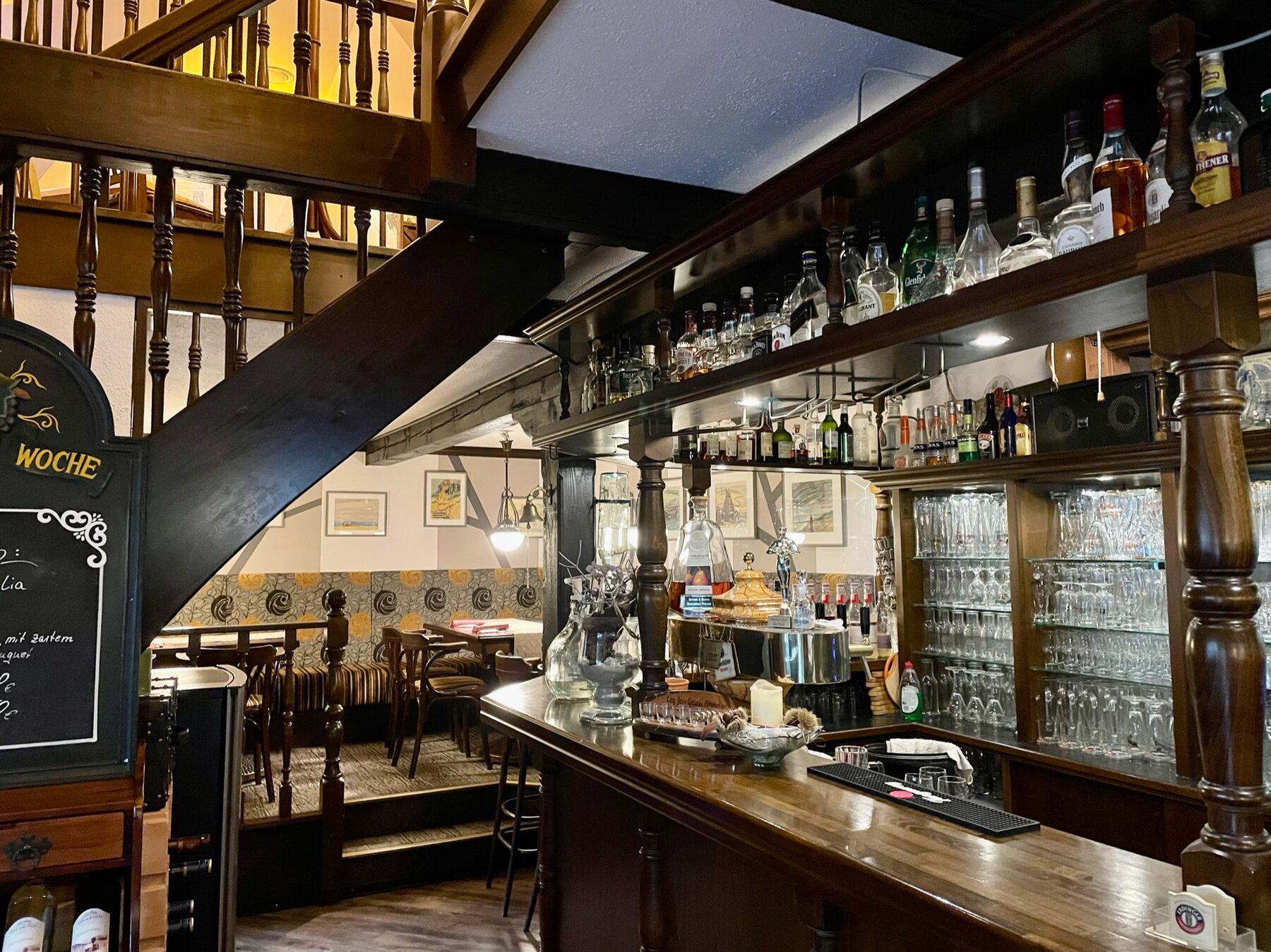 Bar im Binnen & Buten mit Blick in die Gaststube