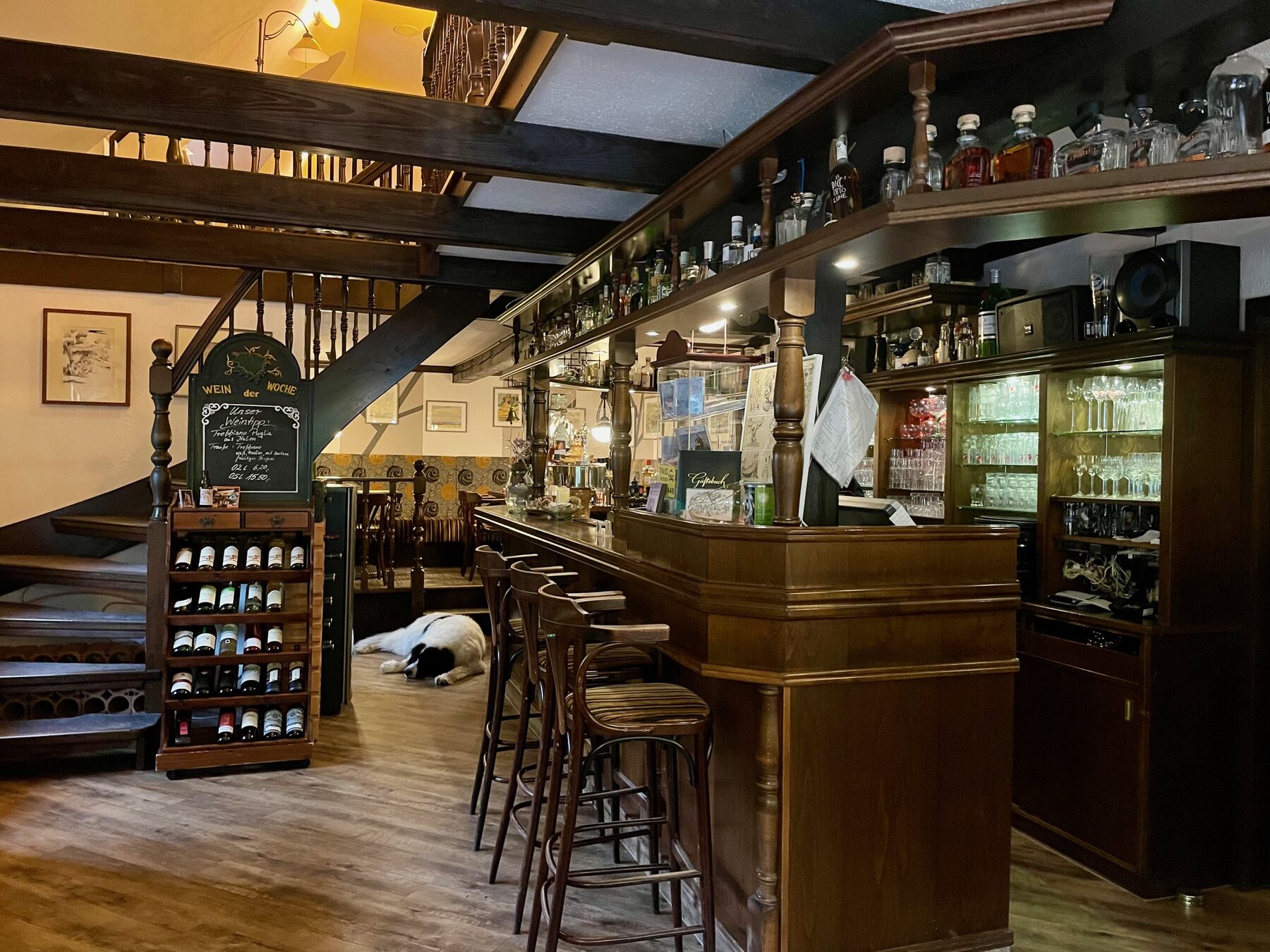 Gemütliche Bar im Binnen & Buten mit Hofhund am Boden