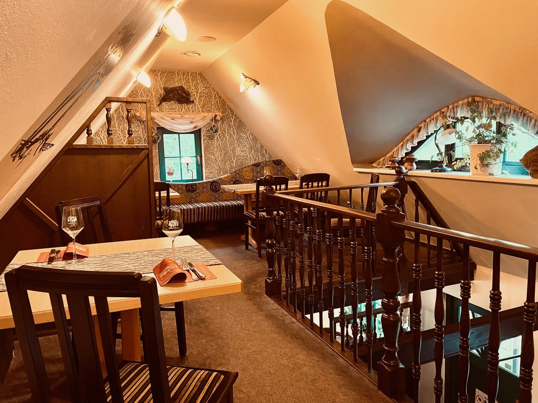 Gedeckter Tisch in der gemütlichen Dachstube