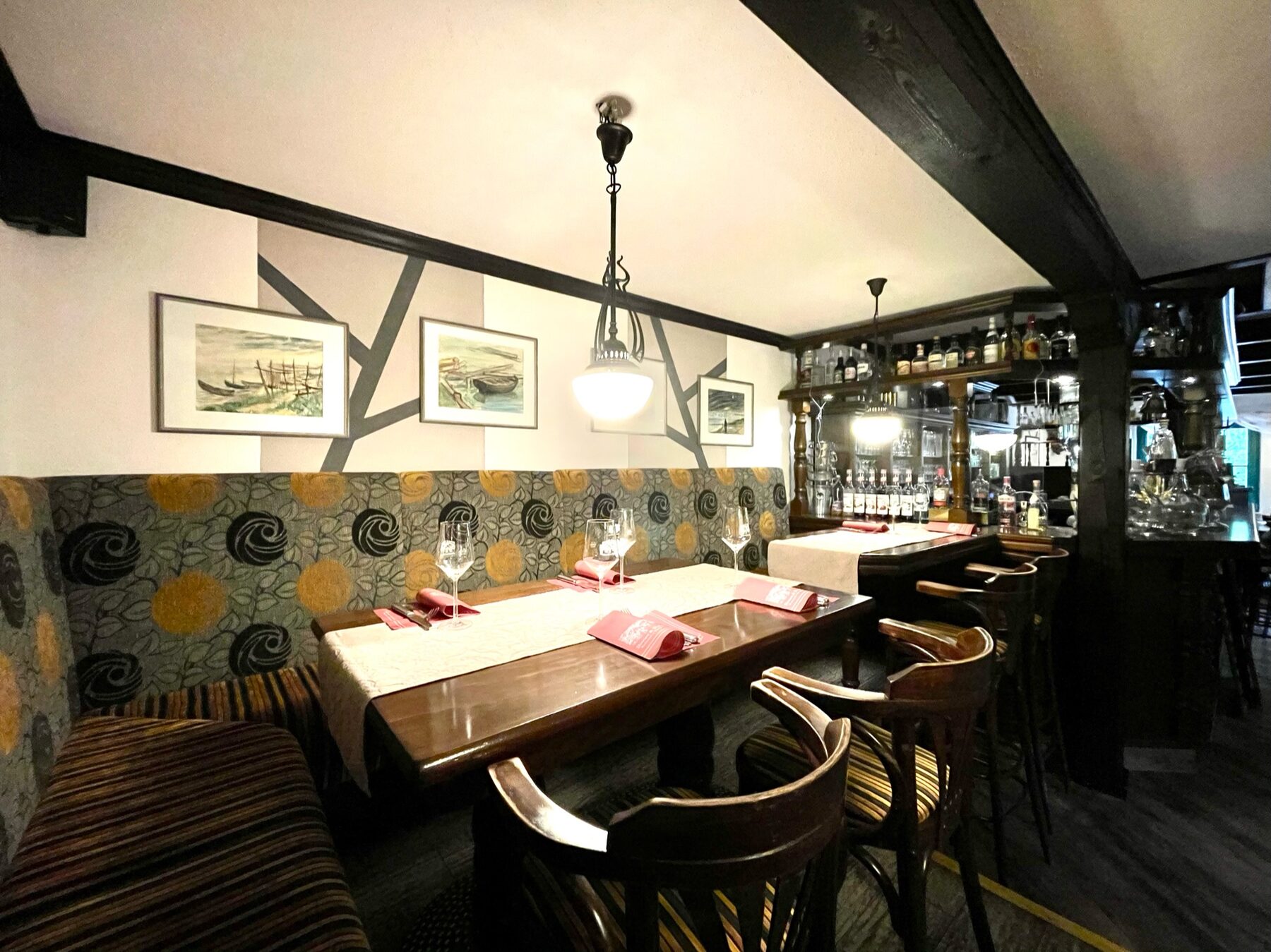 Gaststube mit maritimen Bildern und Bar
