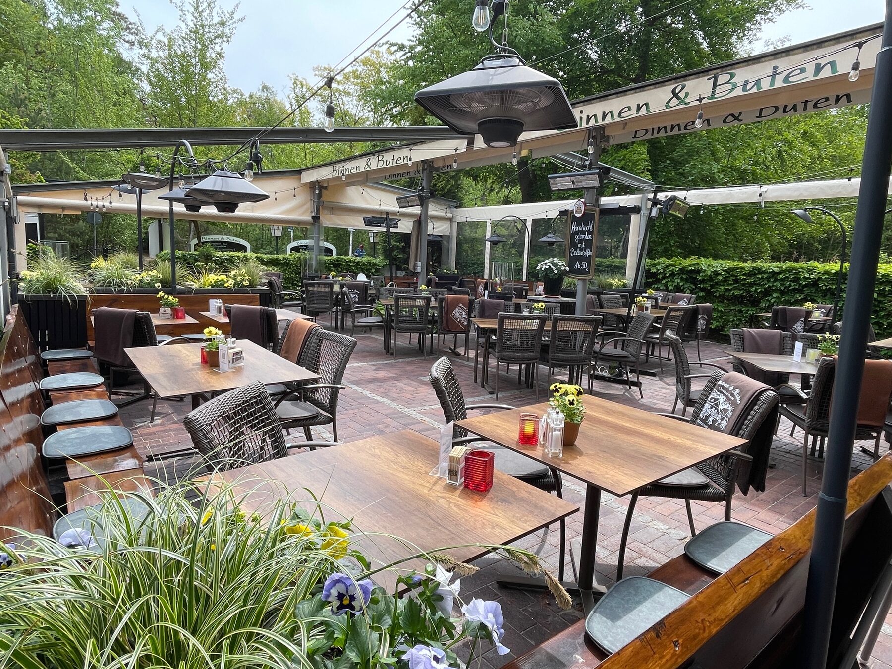Terrasse mit gedeckten Tischen im Grünen